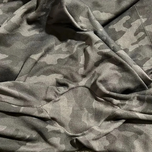 Spanx Seamless Camo Print Cropped Leggings - Picture 11 of 12